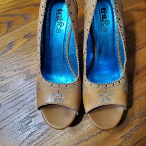 Size 8.5 Tribeca by Kenneth Cole Tan Wedge